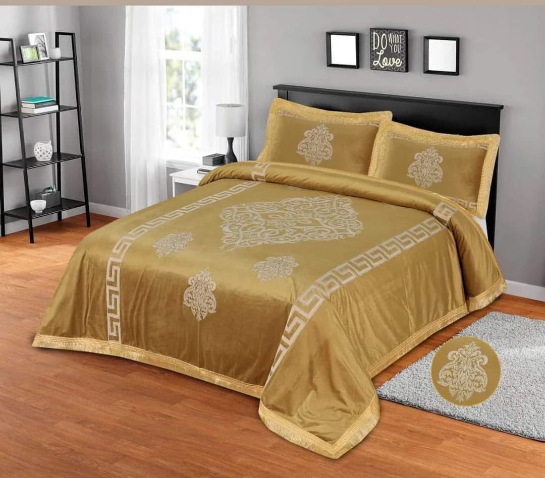 Golden Velvet Bedsheets Laser Cutting Motive Design With 2 Pillow Covers